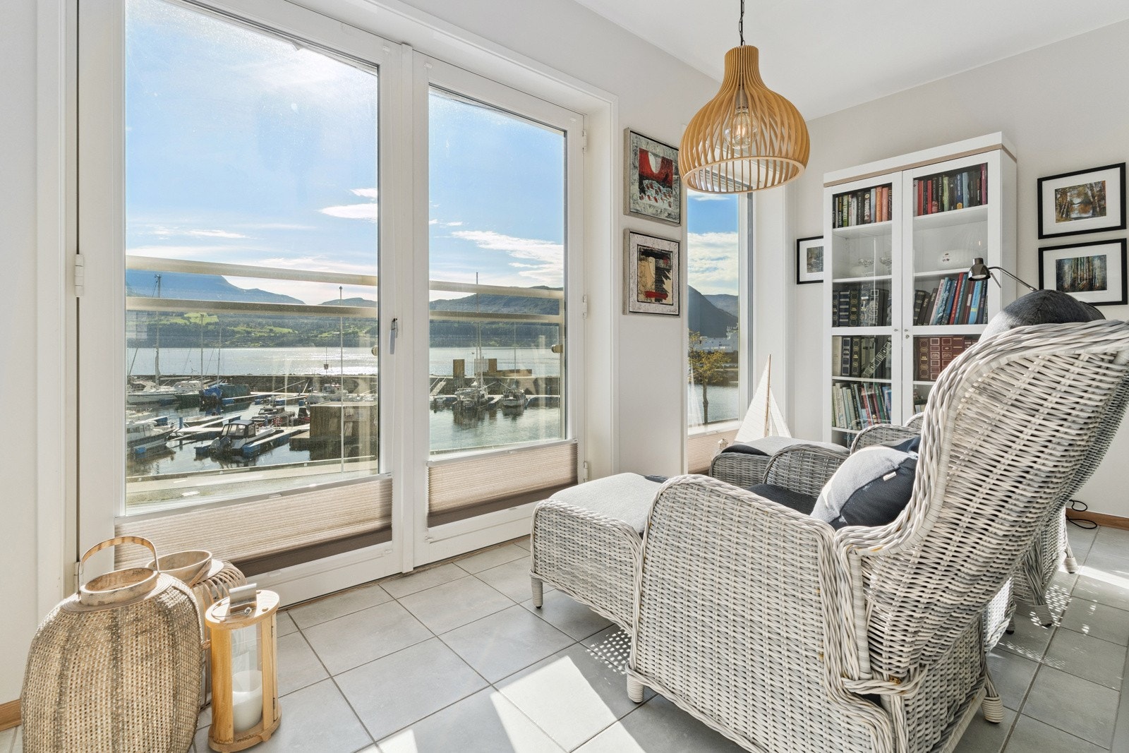 Her kan du nyte den fantastiske utsikta mot småbåthavna, fjorden og fjella ikring Galleribilde