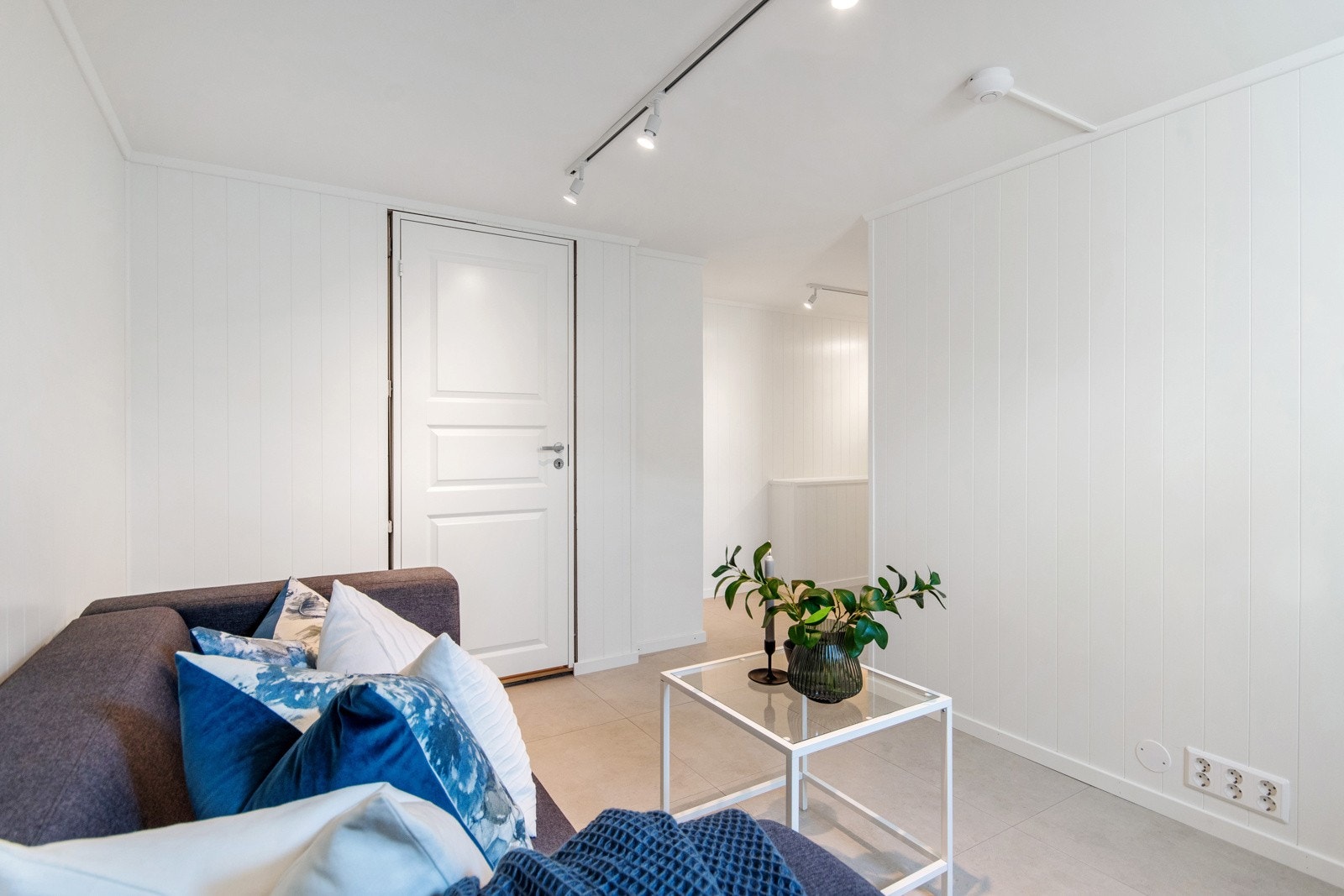 Her er det god plass til sofa og fremstår som et ypperlig rom for barnefamilier. Galleribilde