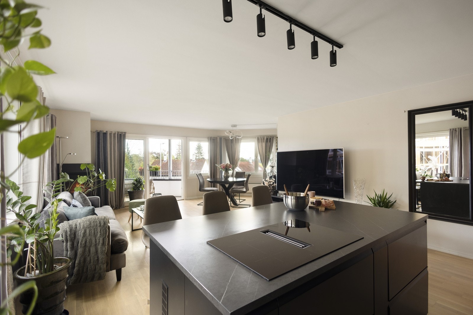 Nytt kjøkken (2024) med Miele induksjons platetopp med innebygd vifte med fett og luktfilter. Stor kjøkkenøy, en sosial møteplass for gode matopplevelser Galleribilde