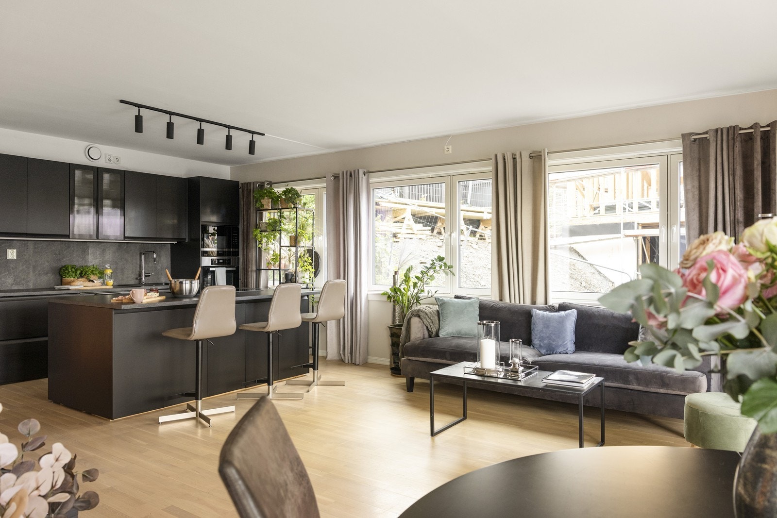 Nytt praktisk kjøkkenløsning (2024) med kjøkkenøy med Miele platetopp med integrert vifteløsning, og mye skapplass. Miele steikeovn med selvrensende pyraclyse program, samt adskilt microbølgeovn i høyskap. Galleribilde