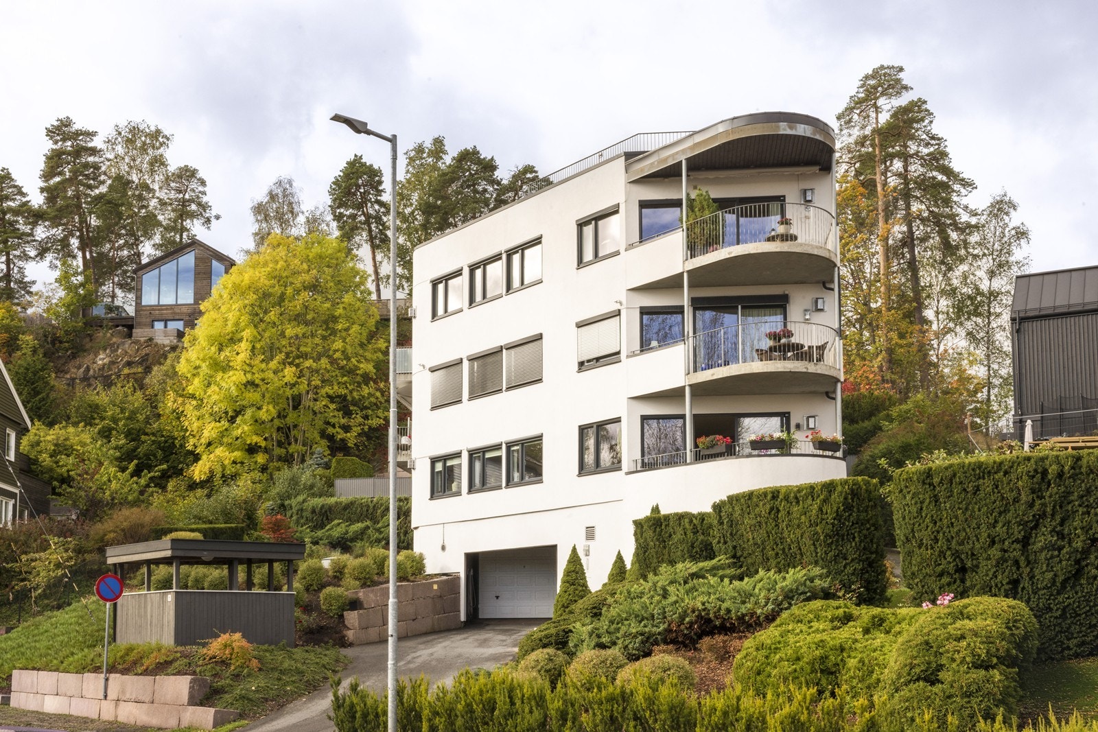 Funkisbygg der leiligheten har en flott balkong (høy 1. etasje) Galleribilde