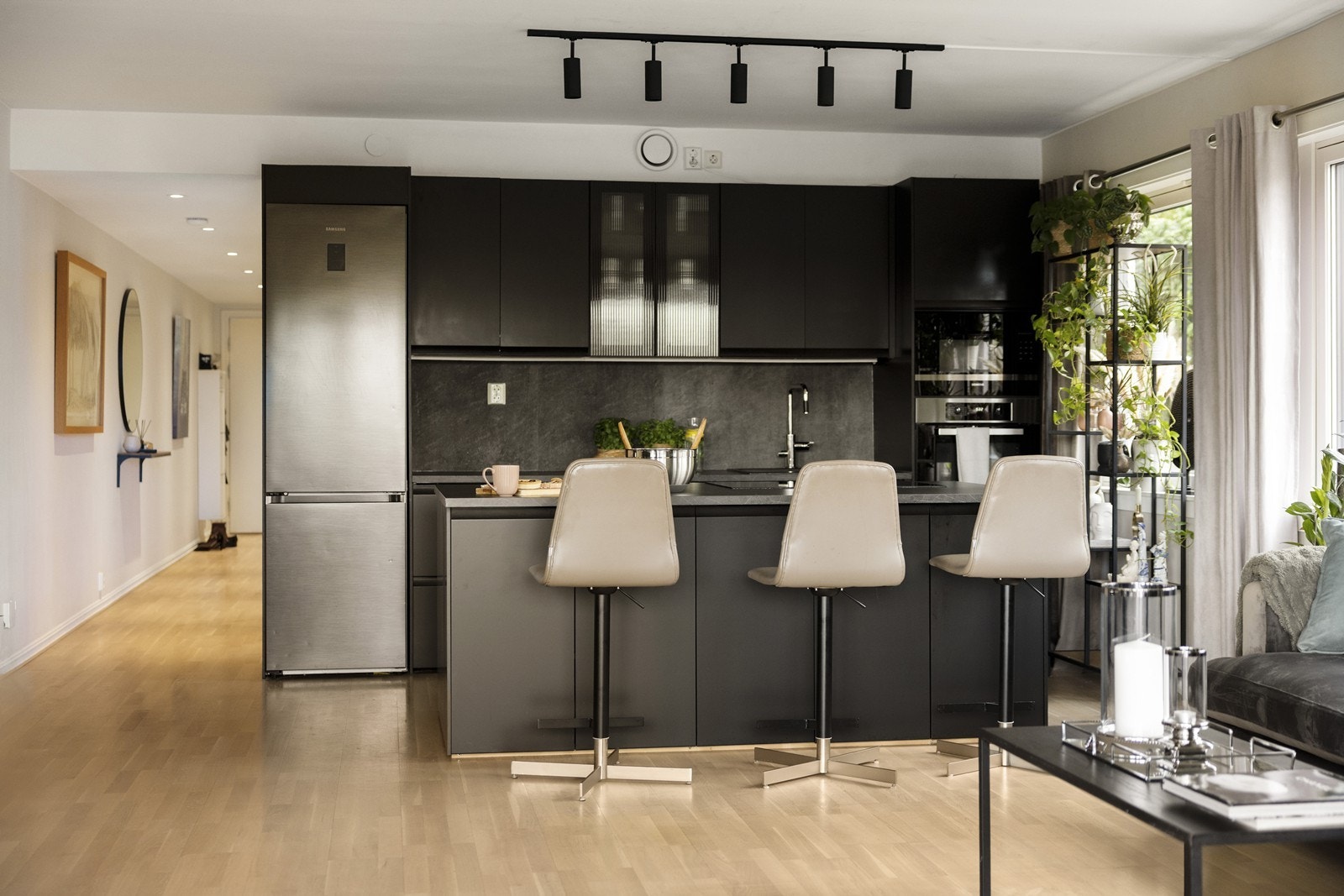 Nytt praktisk kjøkkenløsning (2024) med kjøkkenøy med Miele platetopp med integrert vifteløsning, og mye skapplass. Miele steikeovn med selvrensende pyraclyse program, samt adskilt microbølgeovn i høyskap. Galleribilde