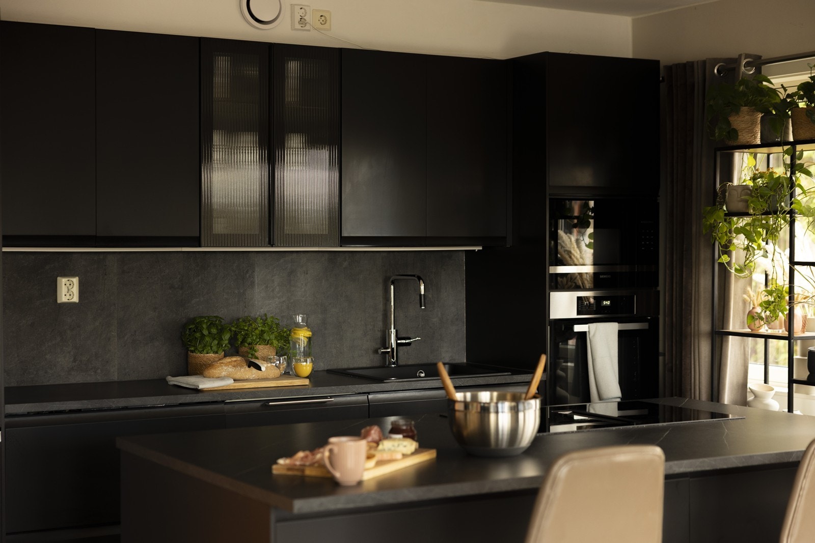 Nytt praktisk kjøkkenløsning (2024) med kjøkkenøy med Miele platetopp med integrert vifteløsning, og mye skapplass. Miele steikeovn med selvrensende pyraclyse program, samt adskilt microbølgeovn i høyskap. Galleribilde