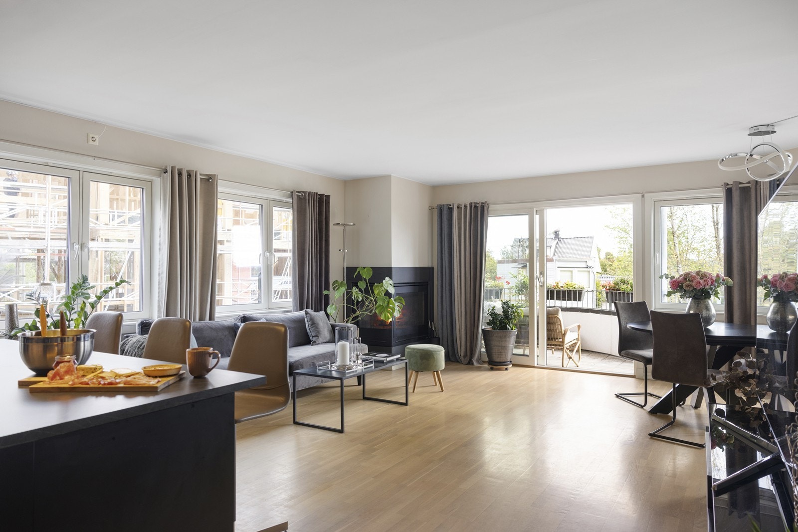 Lys, luftig stue med store vindusflater Galleribilde