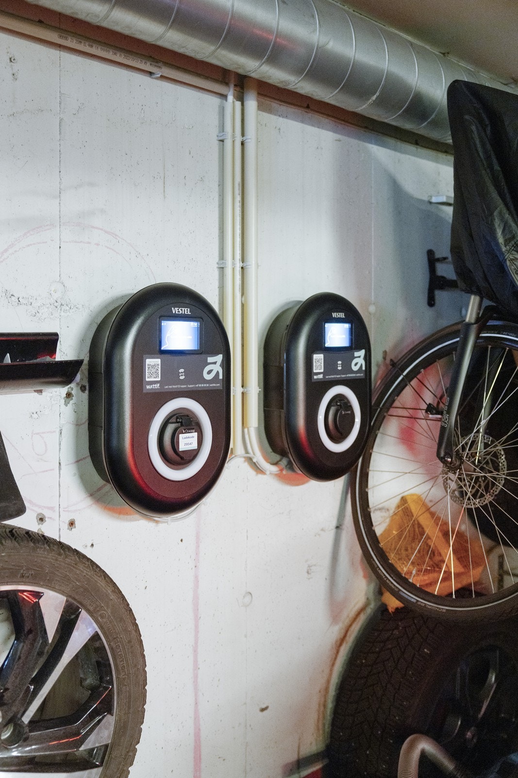 Egen lader (installert av Mer i desember 2022) overtatt av whatif i 2025. Pr. dato betaler en fastpris på 1,50 kr/Kwh i ladekostnad. Galleribilde