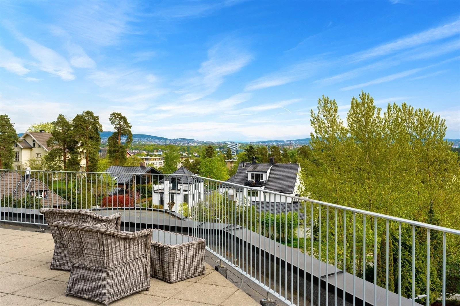 Stor, felles takterrasse med flott utsikt og gode solforhold Galleribilde