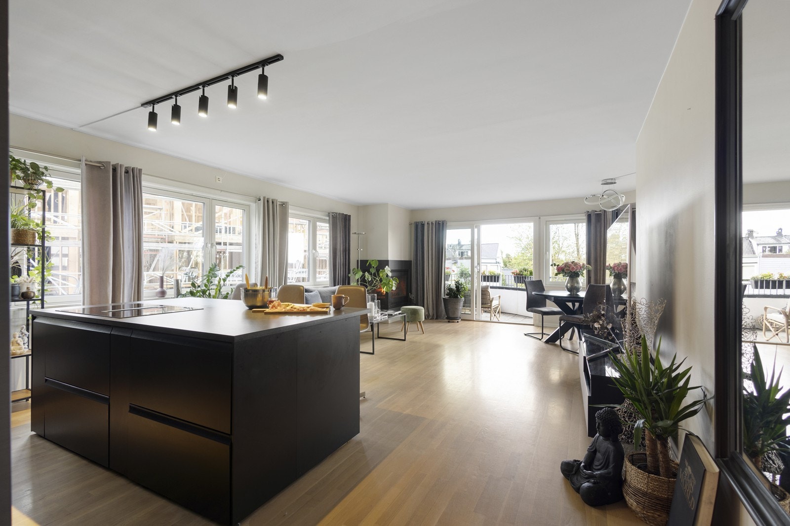 Praktiske løsninger, med store 80 cm brede skuffer, og spesialtskuffer rundt stekesonen for enkel tilgang av krydder og sauser Galleribilde