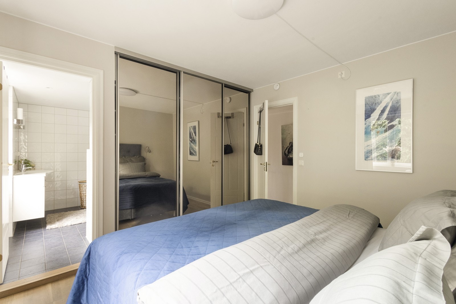 Skyvedørsgarderobe og en suite bad Galleribilde