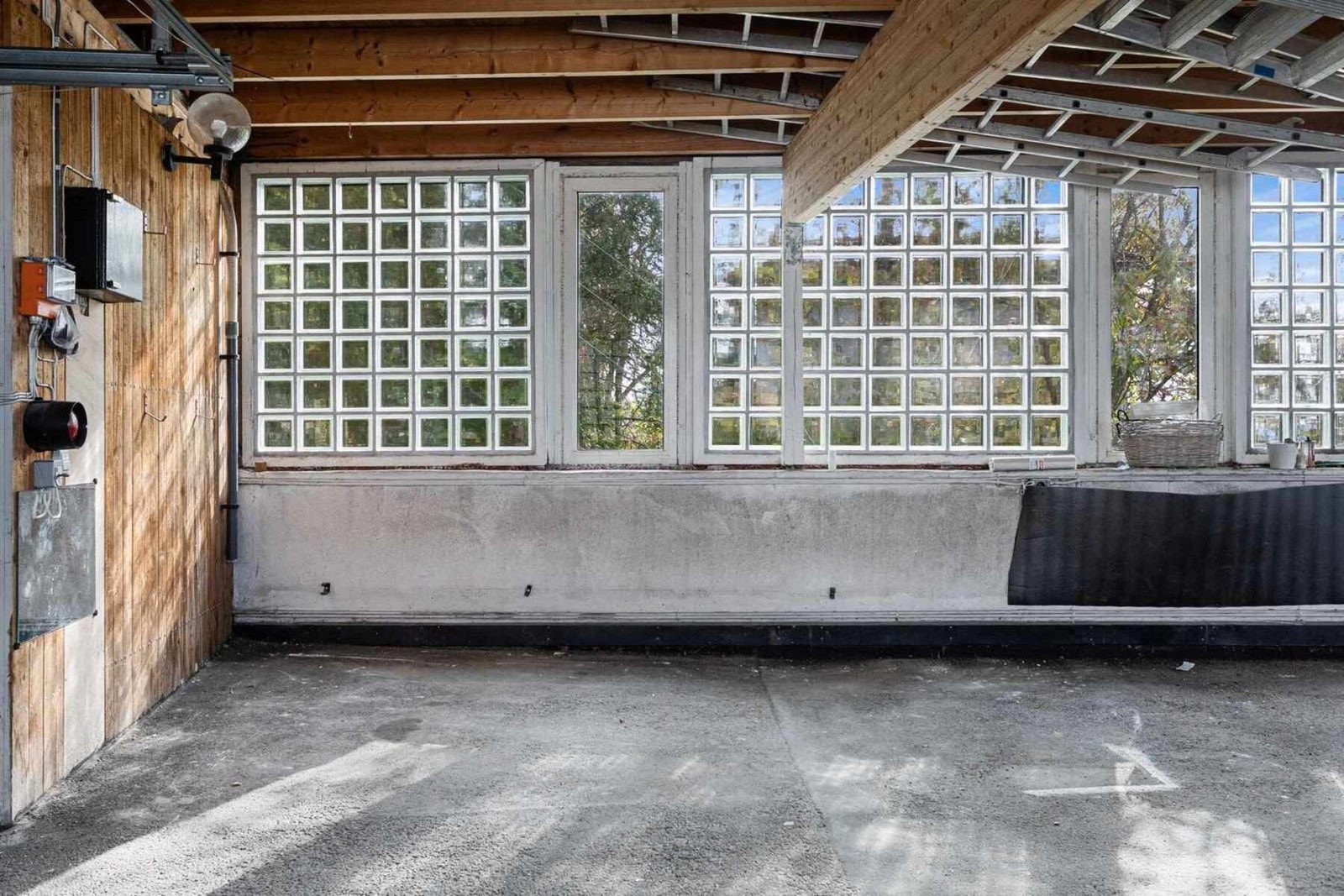 Parkeringsplass for liten bil eks BMW i3. Galleribilde