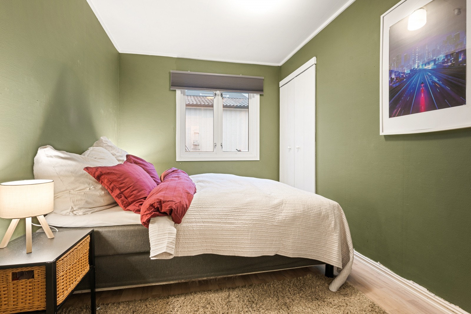 Soverom 3 har god plass til seng og tilhørende møbler. Dette rommet har også en plassbygd garderobeløsning. Galleribilde