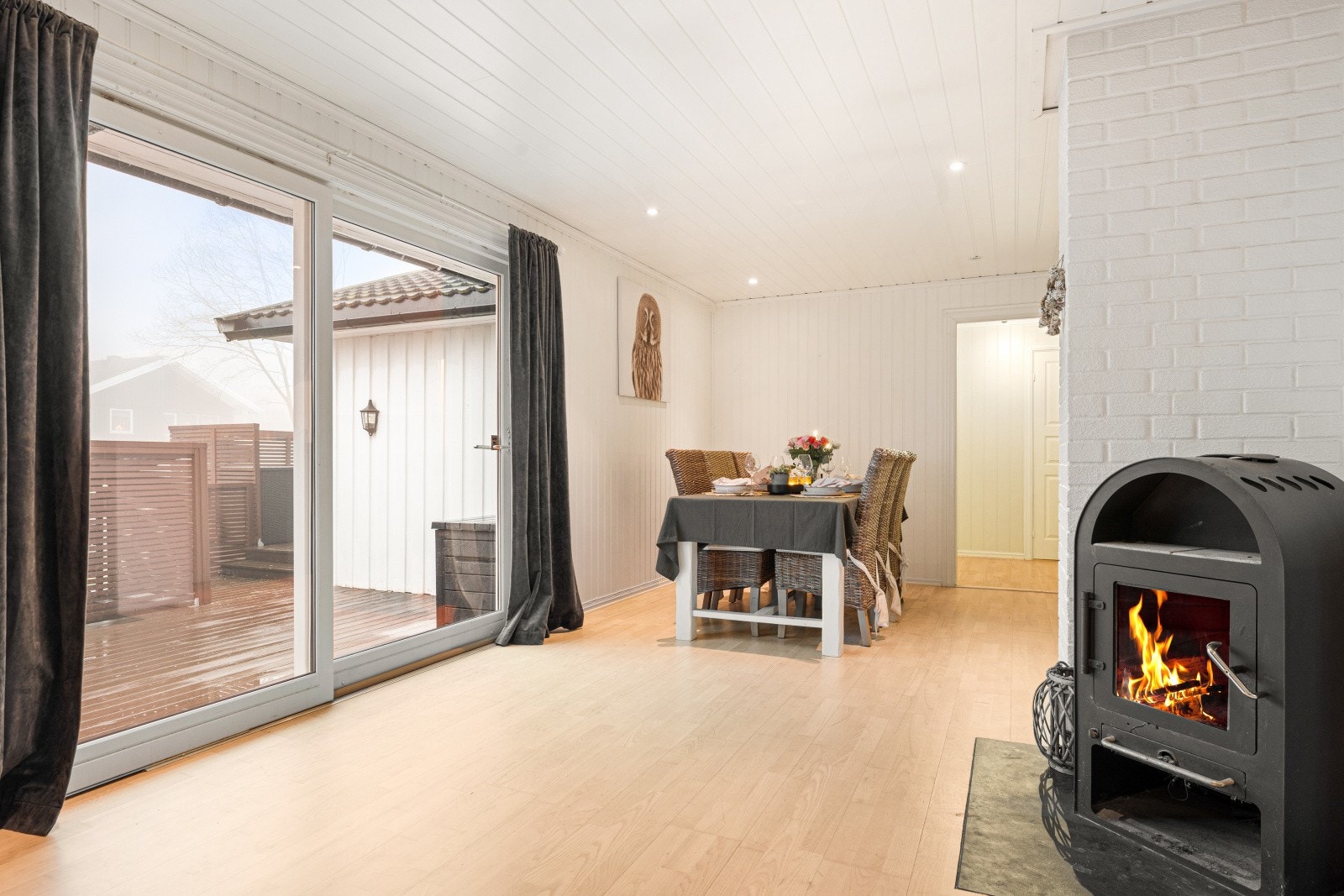 Store vindusflater slipper inn godt med naturlig lys og gir rommet en lys og luftig følelse. Galleribilde