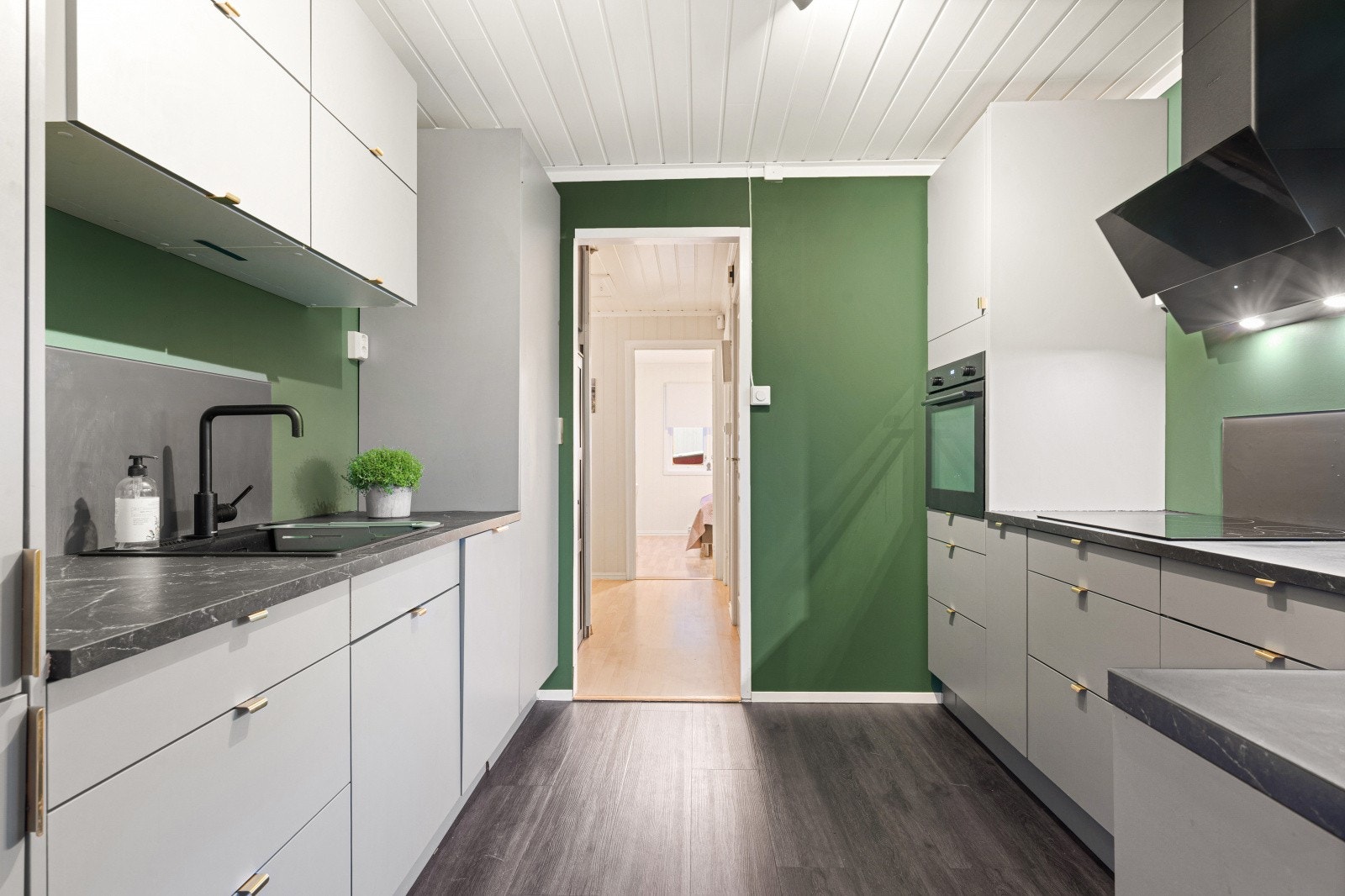 Kjøkkenet har praktisk adkomst både fra gangen og fra stuen. Galleribilde