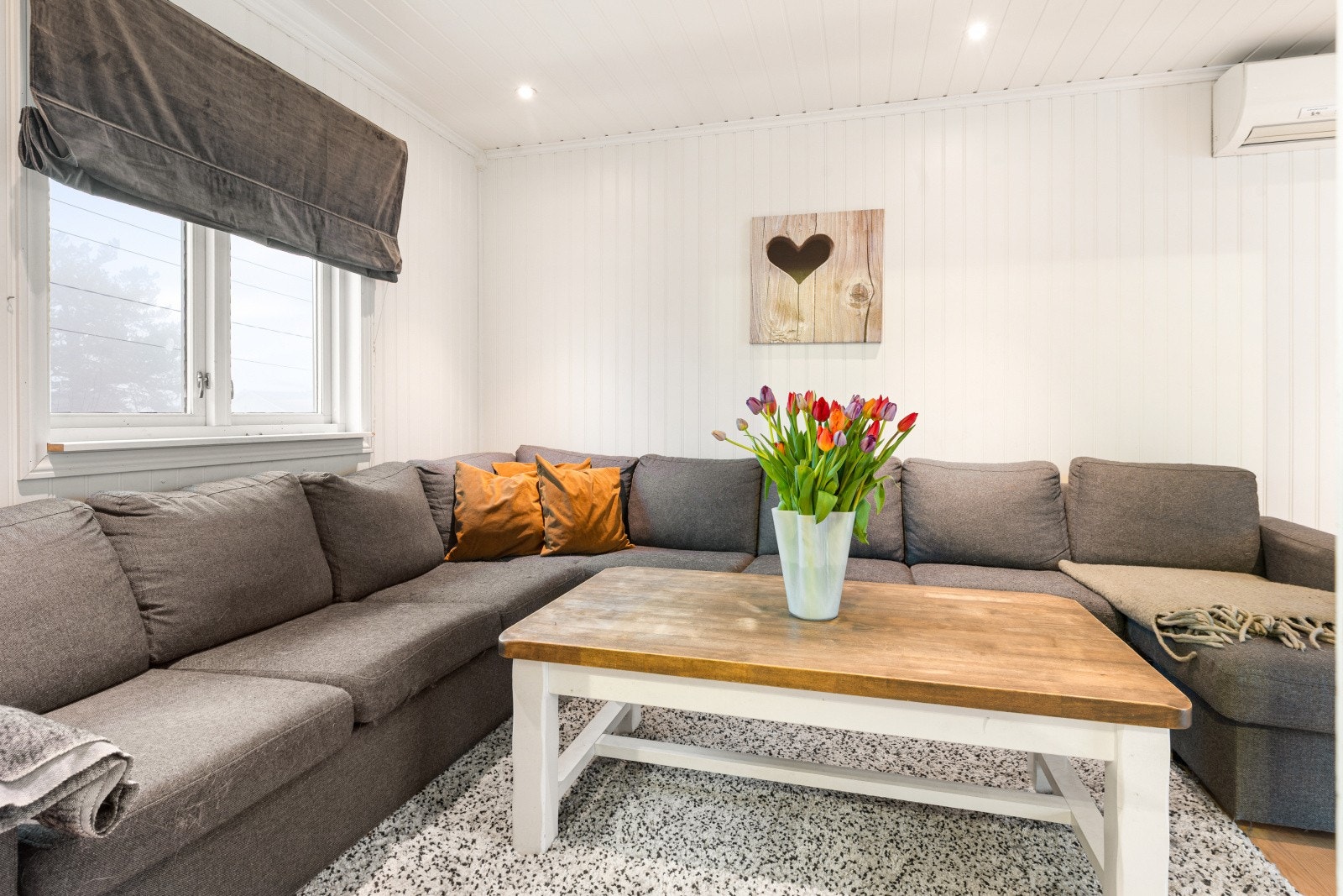 Stuen er romslig og gir god plass til både en komfortabel sofagruppe og en innbydende spiseplass. Galleribilde