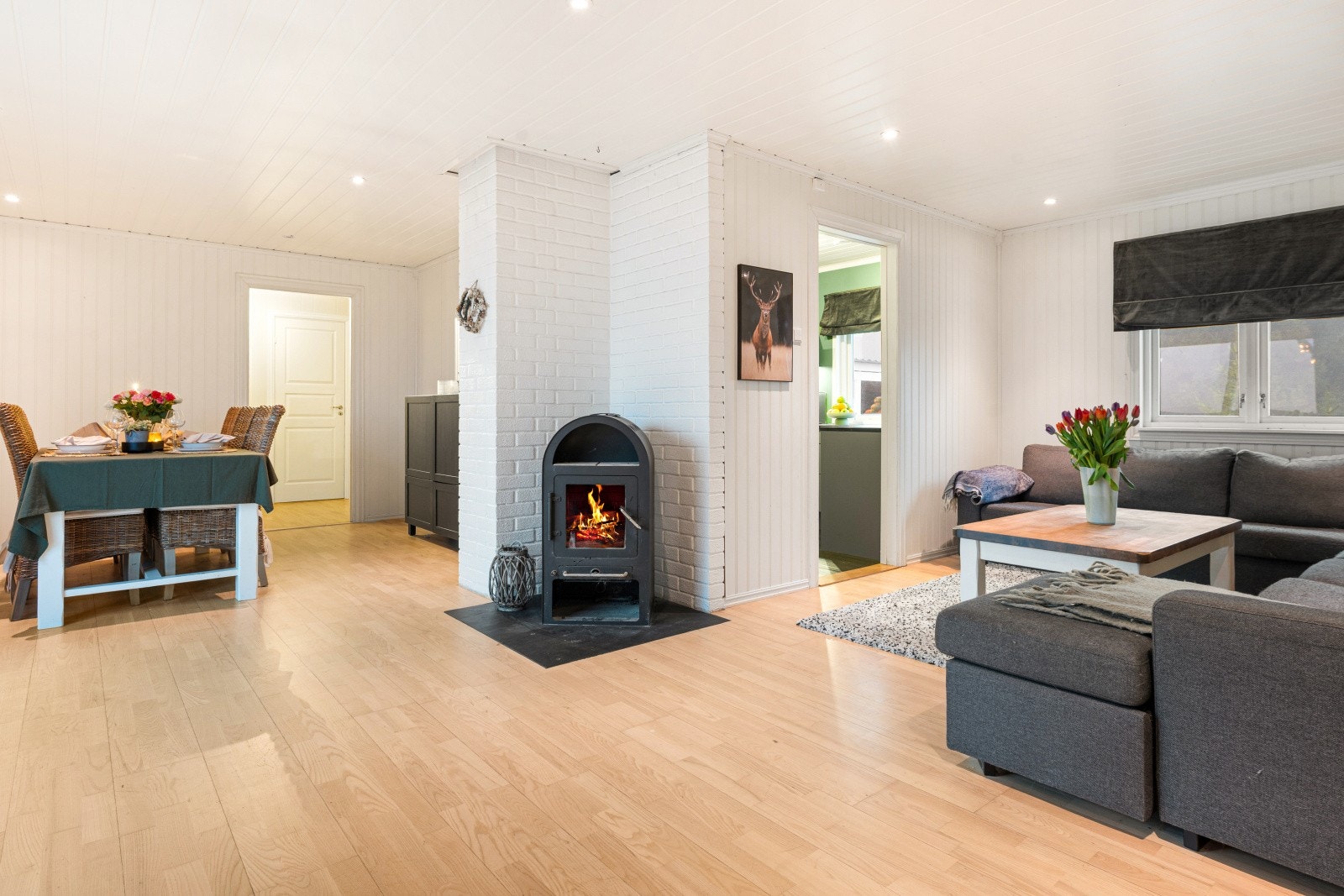 En lun og koselig stue med peisovn. Galleribilde