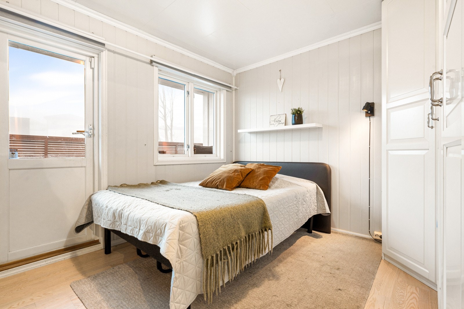 Soverom med plass til seng og garderobeløsning. Rommet har videre adkomst til en terrasse. Galleribilde