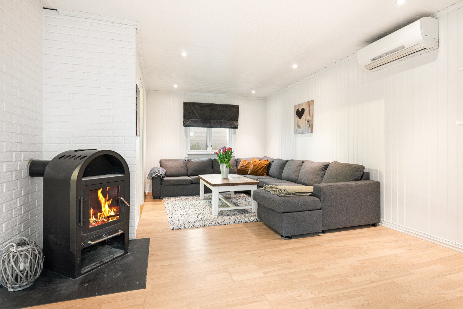 Peisovn gir god varme og lun stemning på kalde dager, samt varmepumpe. Galleribilde