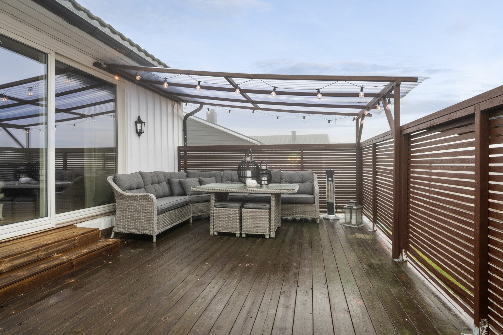 Terrassen er romslig og gir god plass for ulike møbleringsløsninger. Galleribilde