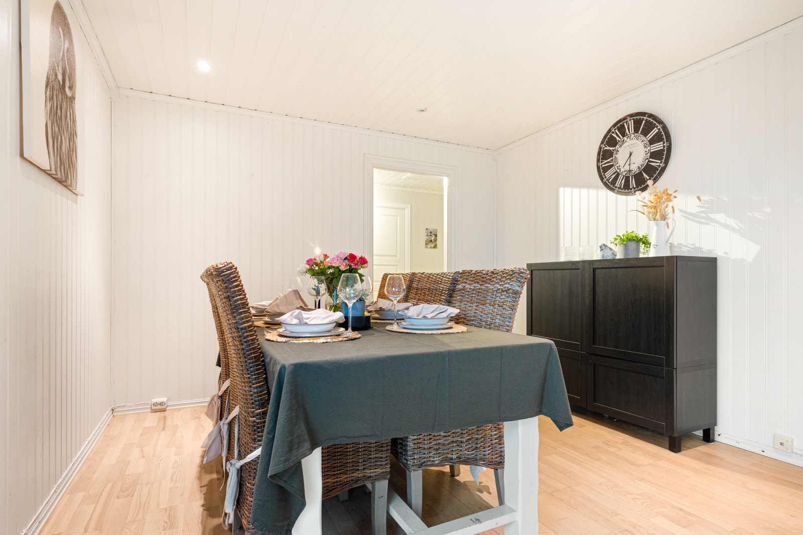 Det er god plass til en spisegruppe med tilhørende møbler, slik at du kan innrede rommet både praktisk og stilfullt. Galleribilde