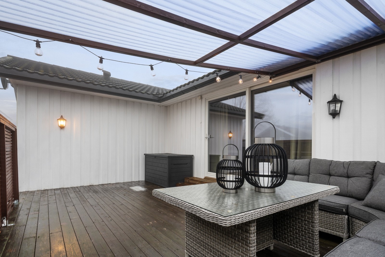 Koselig uteområde med delvis takoverbygg. Galleribilde