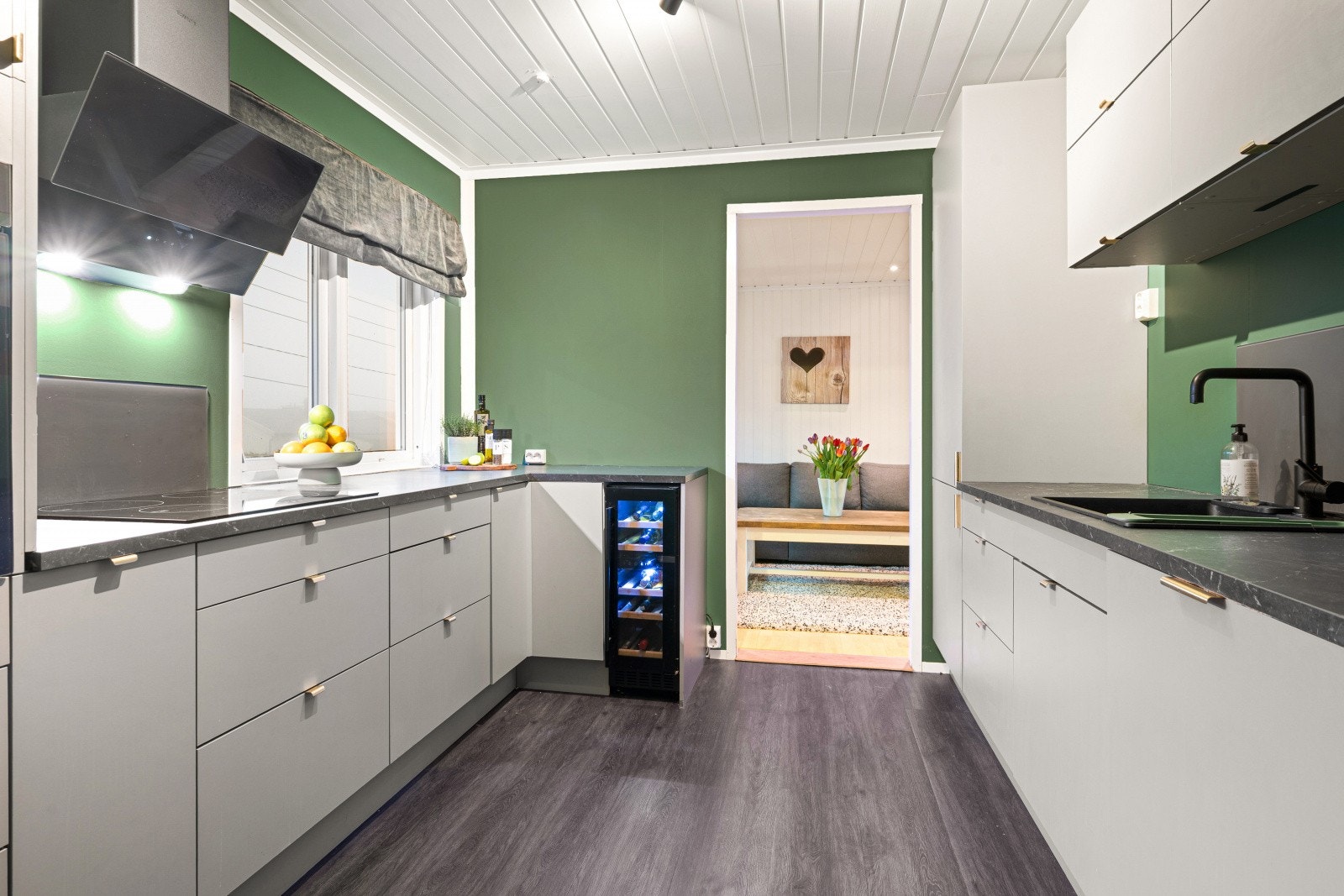 Her har du rikelig med oppbevaringsplass i både skap og skuffer. Galleribilde