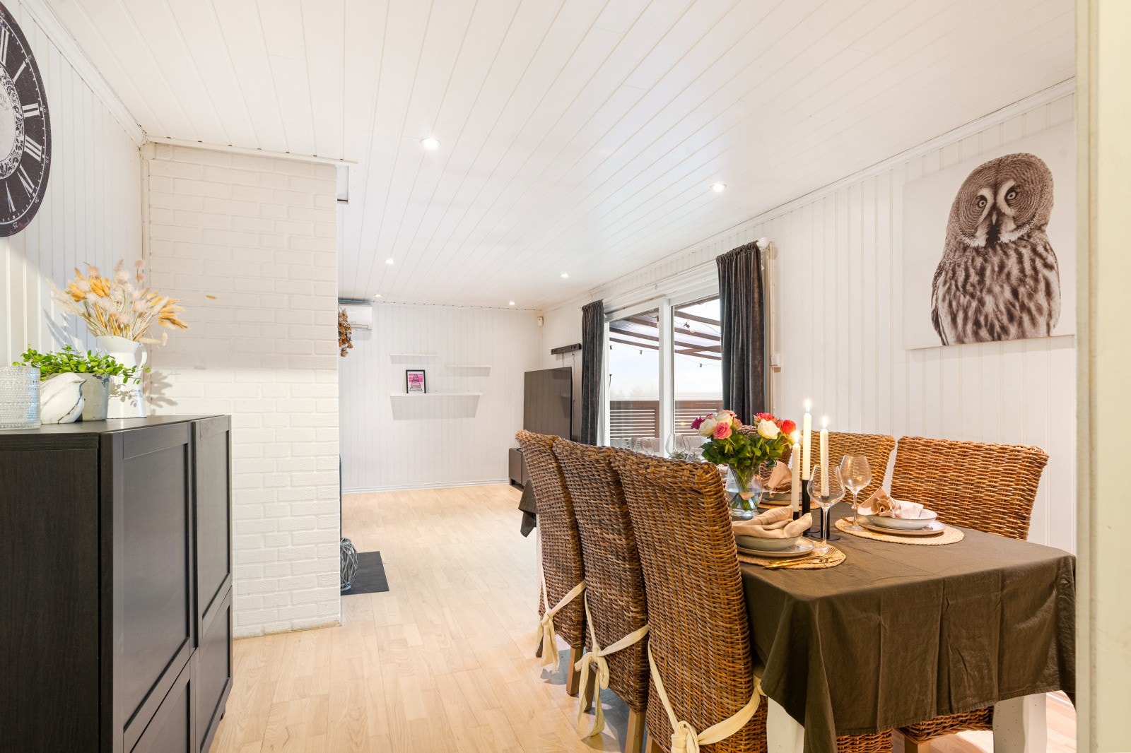 Planløsningen i stuen gir rikelig plass til å samle familie og venner for hyggelige sammenkomster. Galleribilde