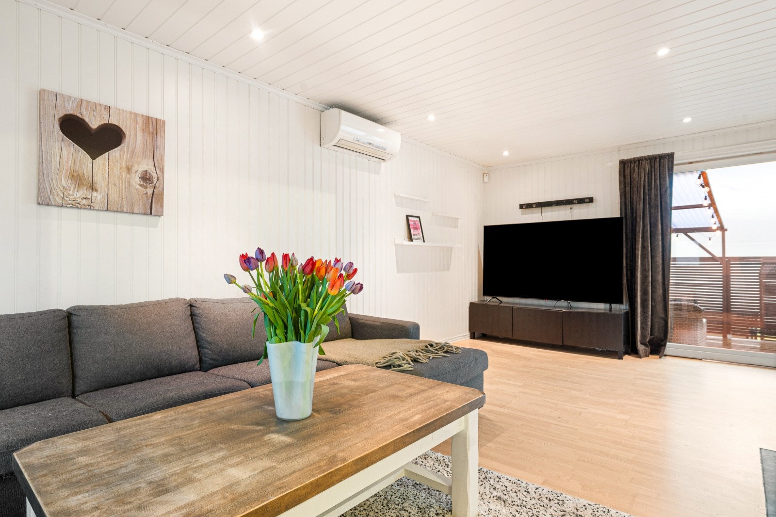 Himlingen er utstyrt med downlights, og på veggen finner du en praktisk varmepumpe som sikrer et behagelig inneklima. Galleribilde