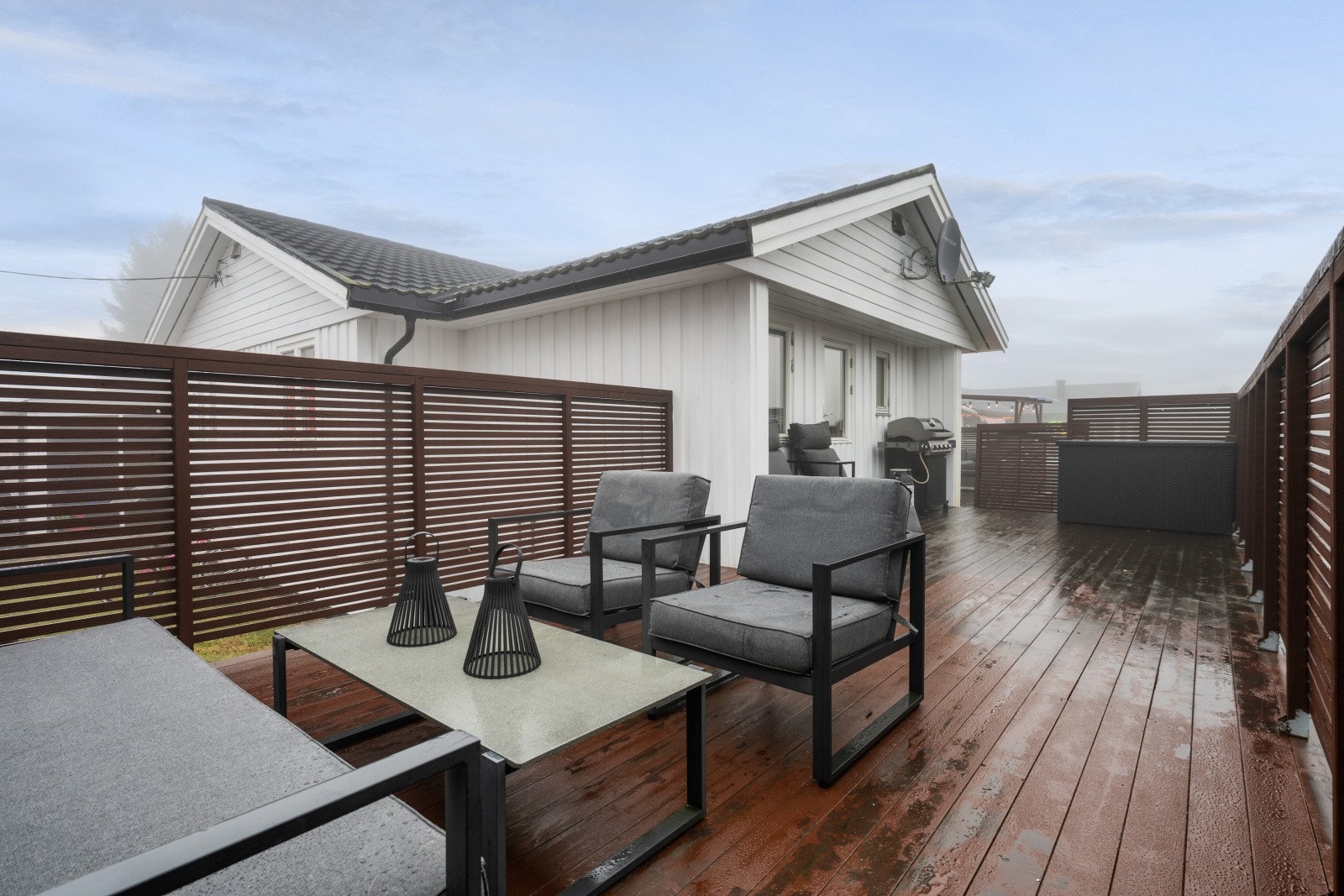 Boligen har pene og oppgraderte uteområder med en romslig terrasse. Galleribilde