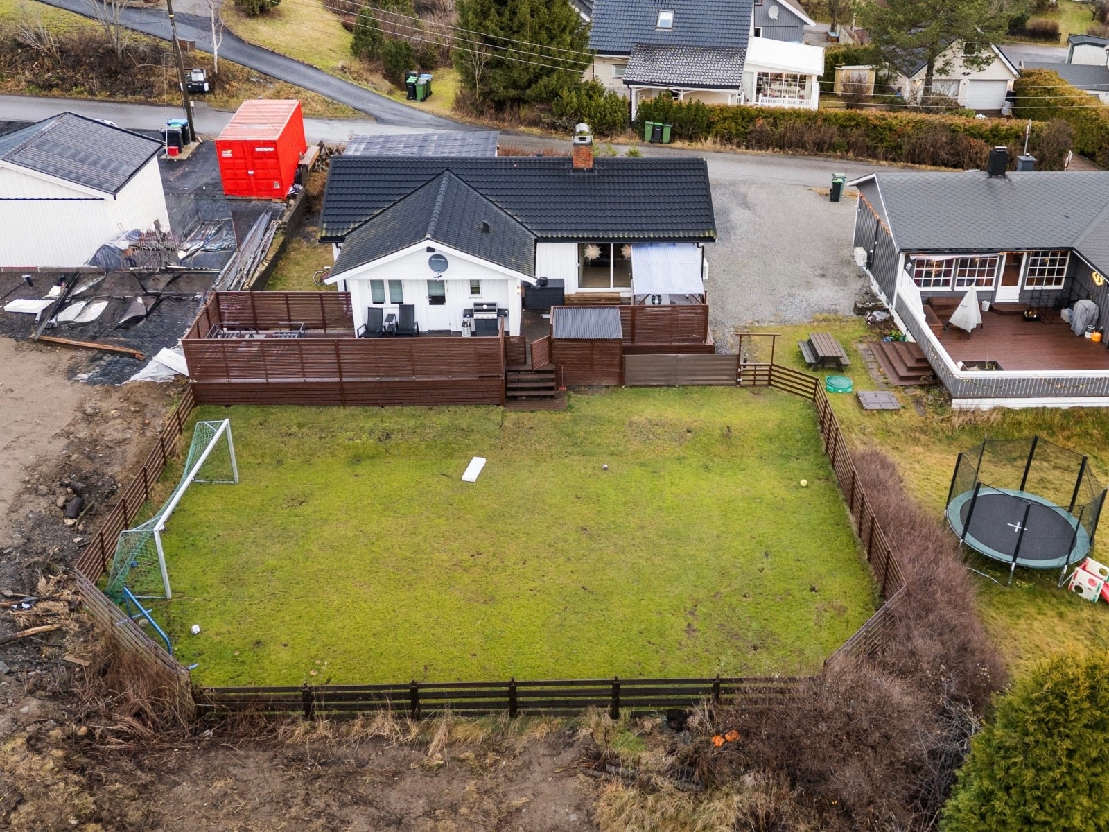 Romslig tomt på 813 kvm med en herlig gressplen for lek og moro som fotballbane i egen hage. Galleribilde