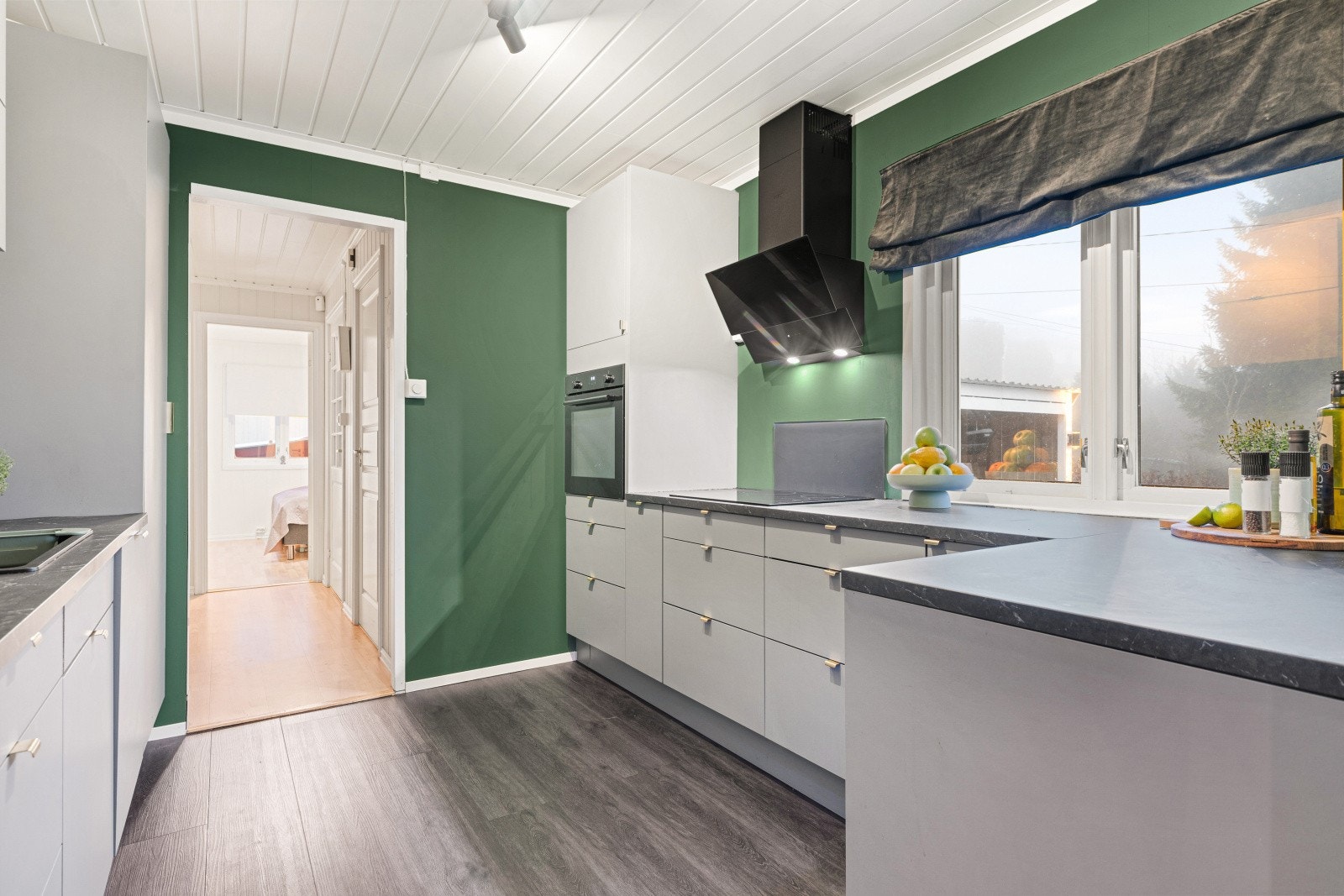 Innredningen har moderne glatte fronter og laminat benkeplate. Galleribilde