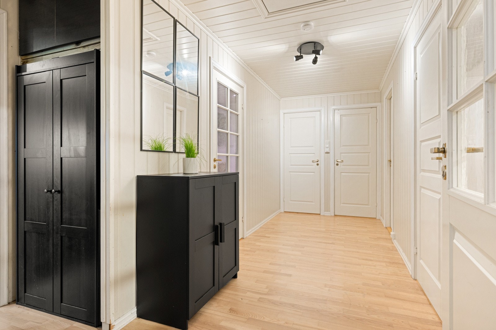 Gangen er av god størrelse og gir deg adkomst til rommene i første etasje. Galleribilde