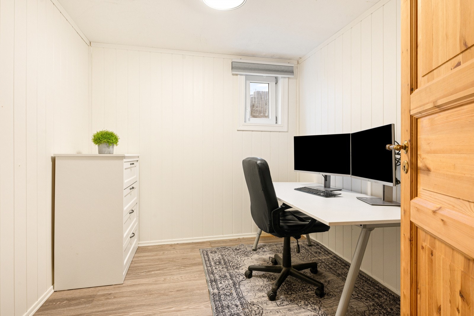 Innredet praktisk kontor i kjeller. (Ikke godkjent for varig opphold.) Galleribilde