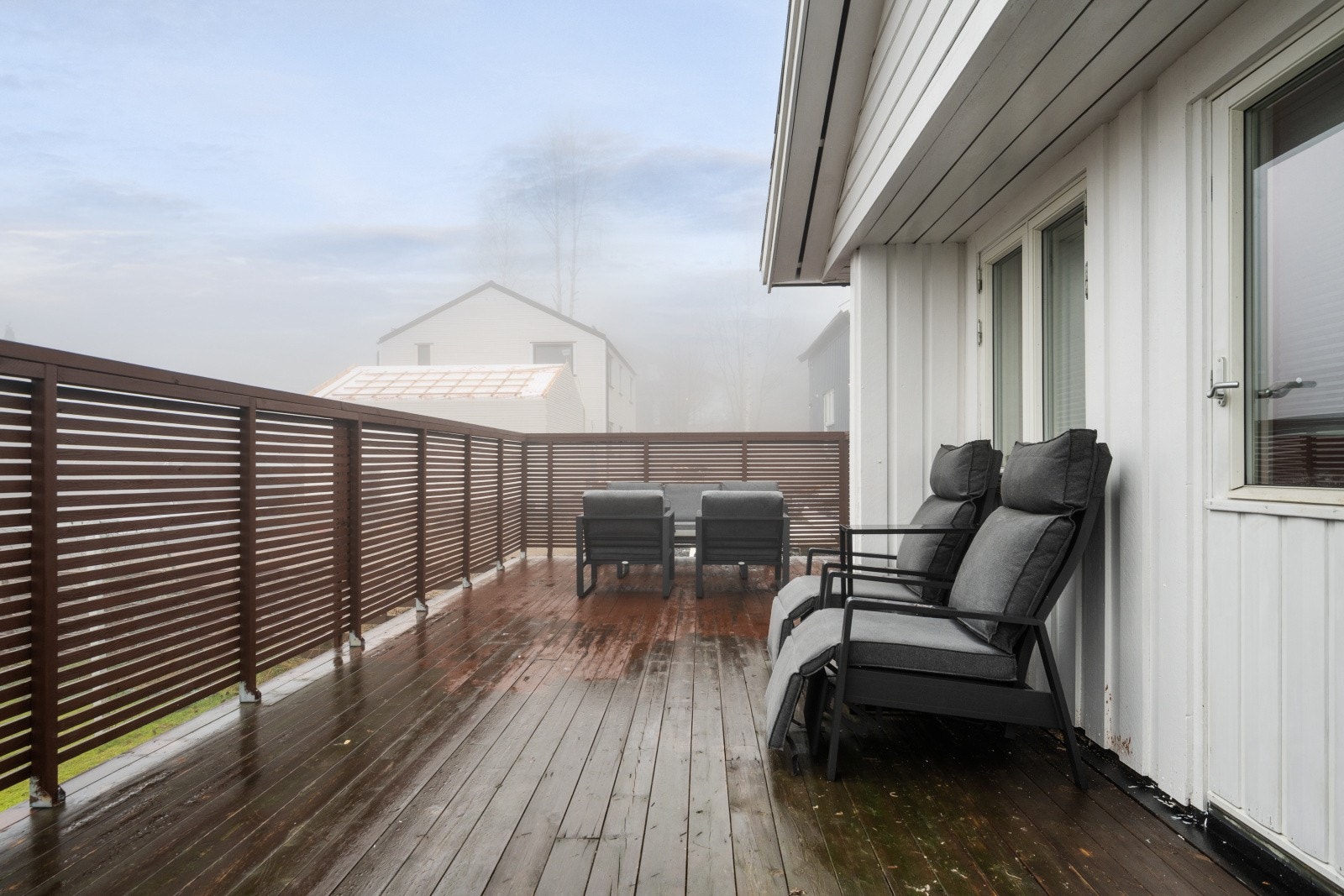 Moderne gjerde som gir god skjerming. Galleribilde