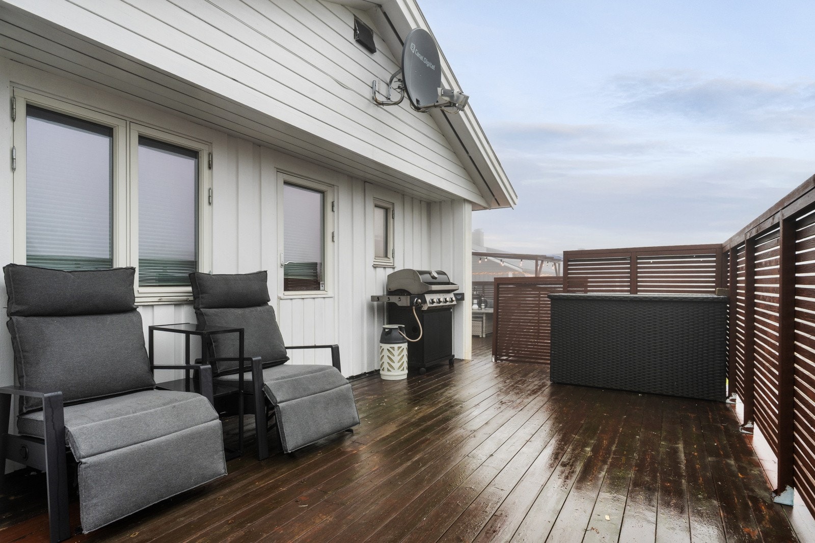 Det er flere soner på terrassen som gir en leken løsning for møblering. Galleribilde