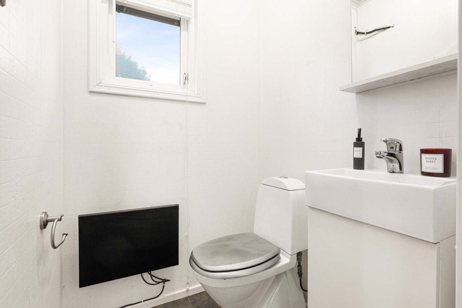 Toalettrommet i første etasje har laminat på gulvet og tapetserte vegger. Galleribilde