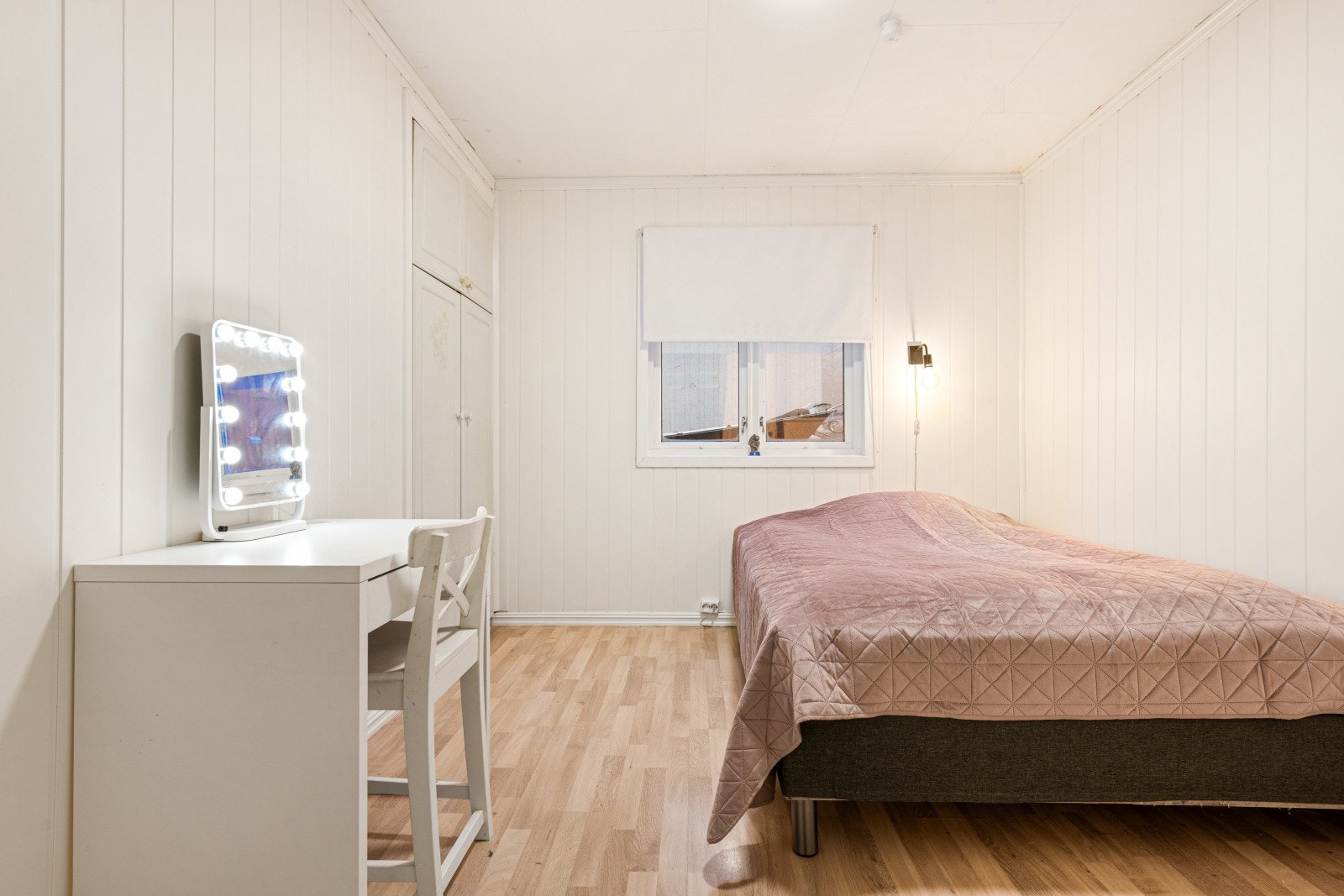 Soverom med plassbygd garderobeløsning. Galleribilde