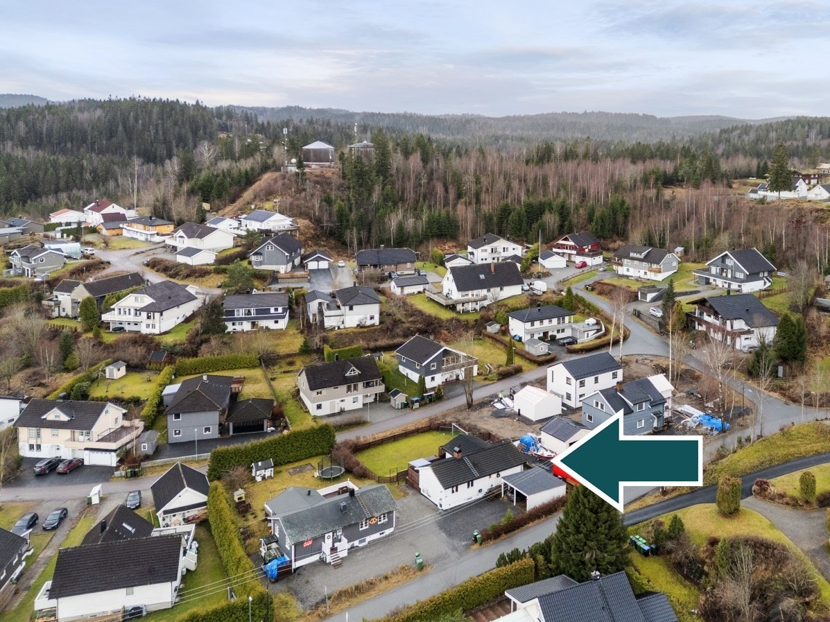 Beliggende rett ved marka og nære butikk, skoler og barnehage. Galleribilde