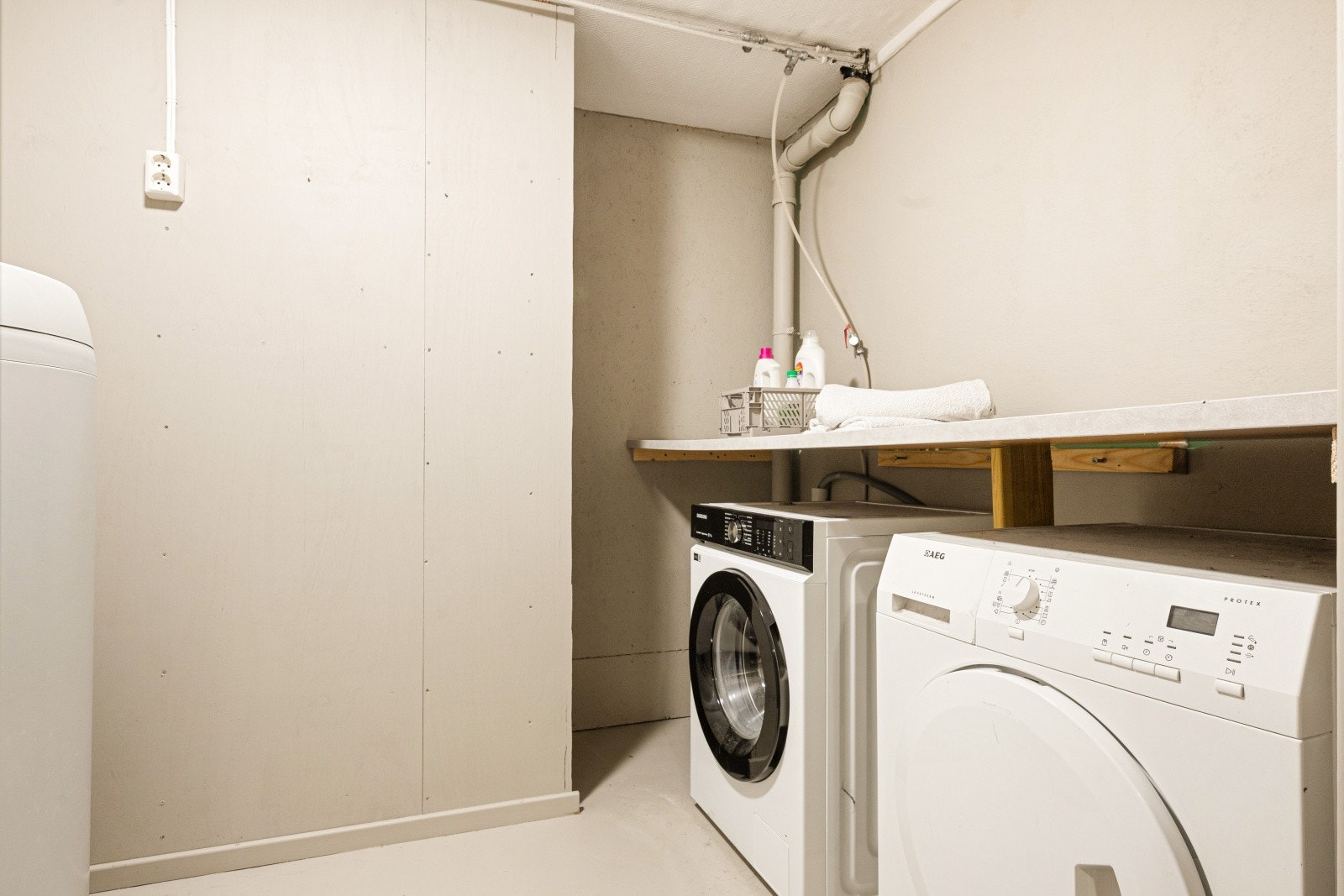 Praktisk vaskerom i kjeller med opplegg for vaskemaskin og tørketrommel. Galleribilde