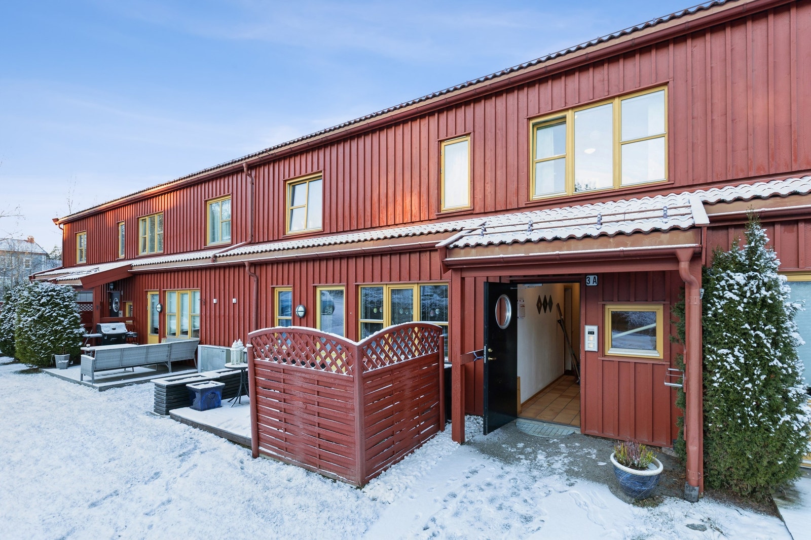 Kort gangavstand til butikk og buss, med hyppige avganger til Oslo og Gardermoen. Galleribilde