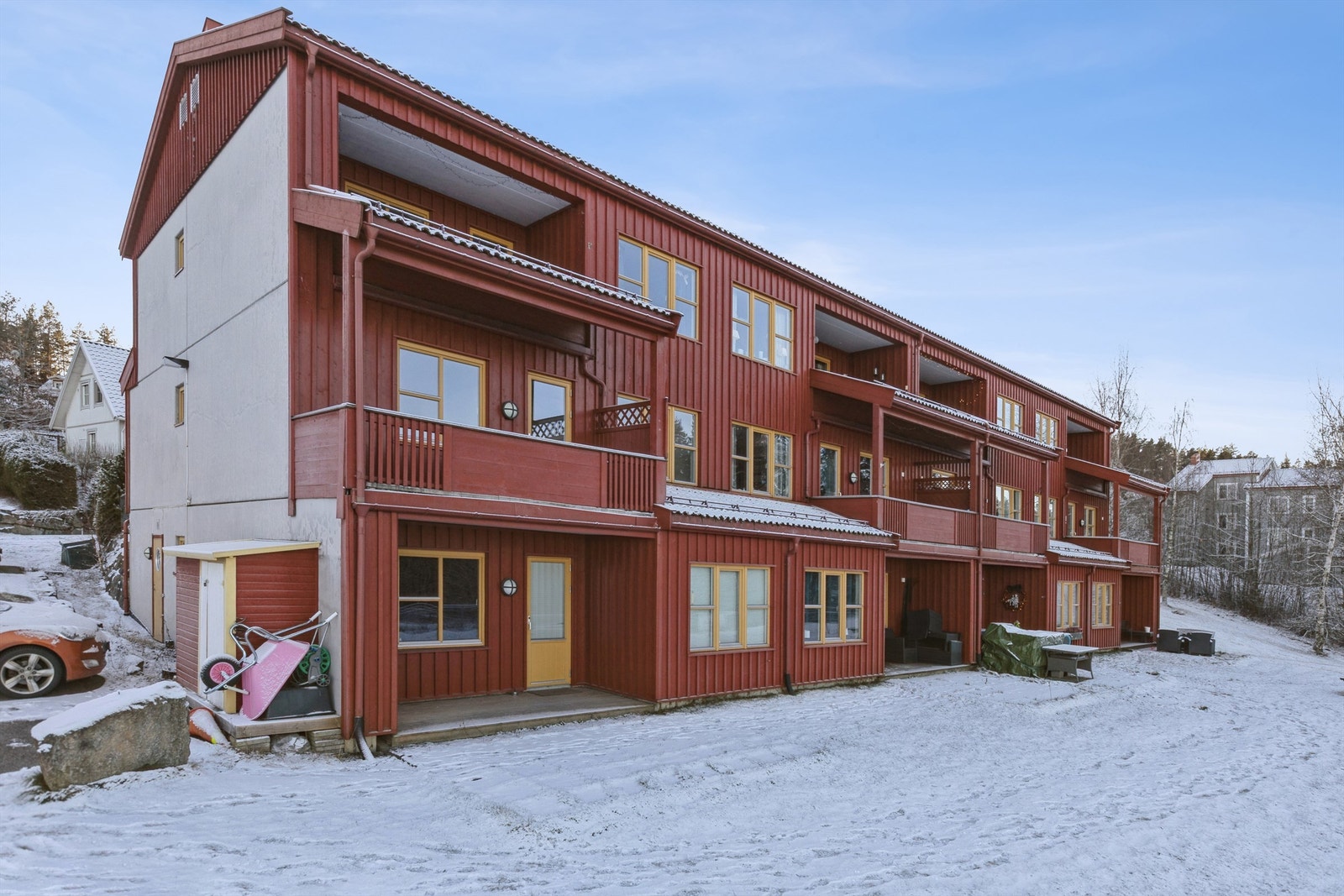 Leiligheten disponerer garasjeplass med elbillader og en ekstern bod på 4 m². Galleribilde