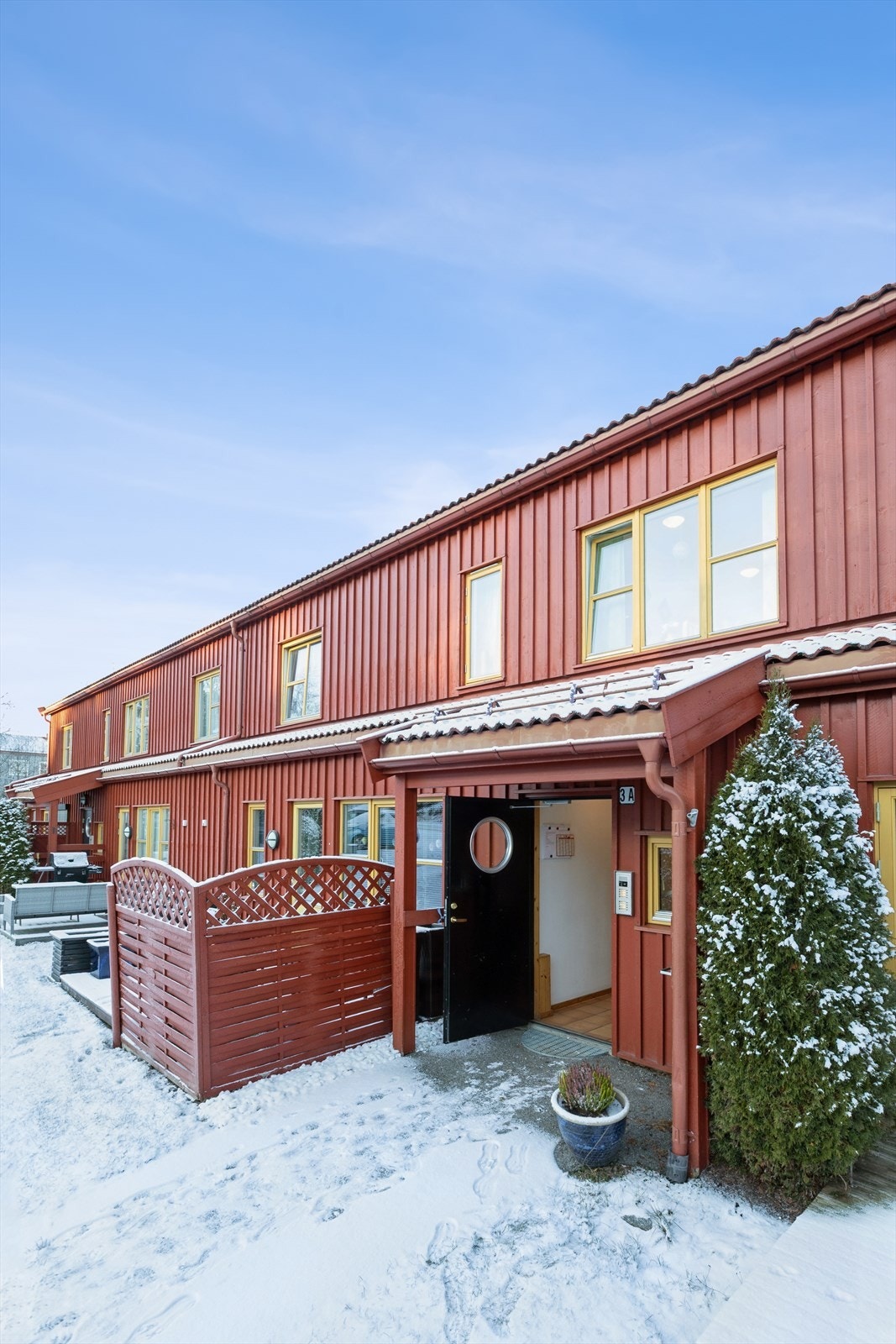 Leiligheten ligger i et etablert og populært boligområde på Neskollen. Galleribilde