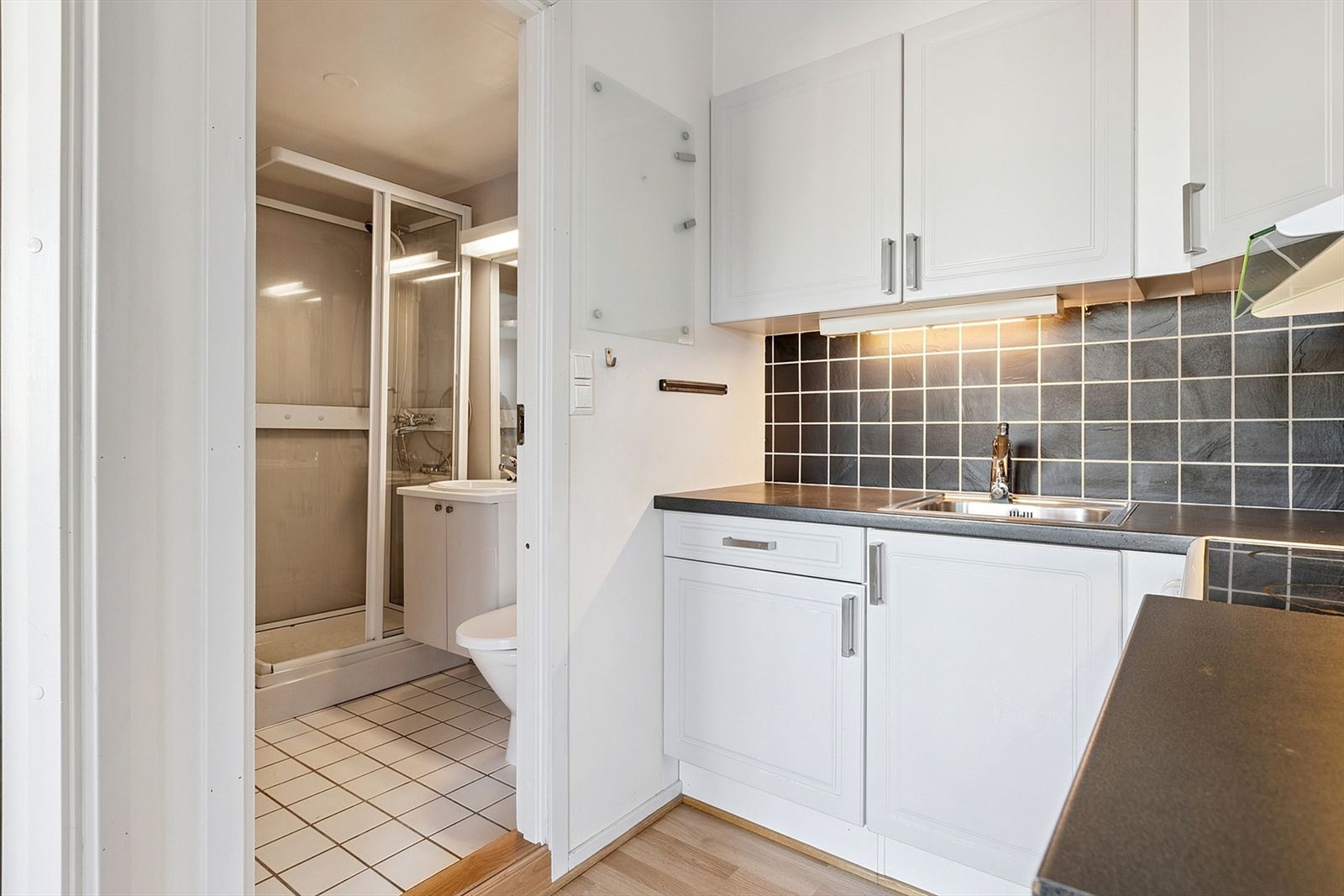 Hvitevarer på kjøkken medfølger i handelen. Galleribilde