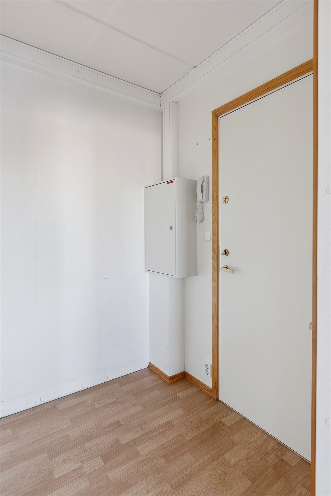 Entré med sikringsskap med automatsikringer. Galleribilde