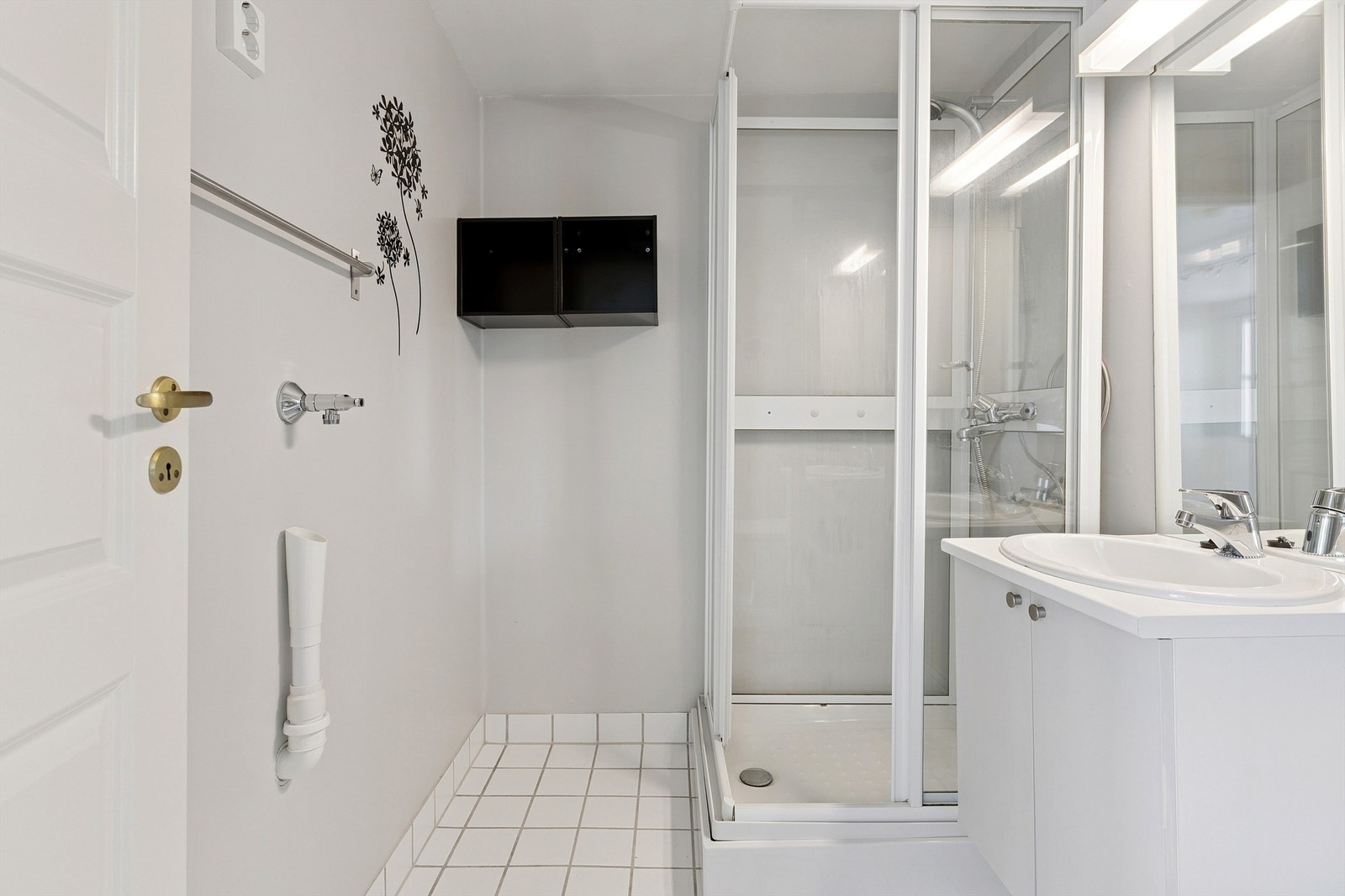 Det er plass til både vaskemaskin og tørketrommel på badet. Galleribilde