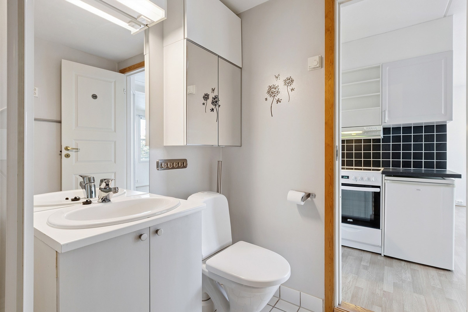 Badet er praktisk plassert med dirkete adkomst fra kjøkken. Galleribilde