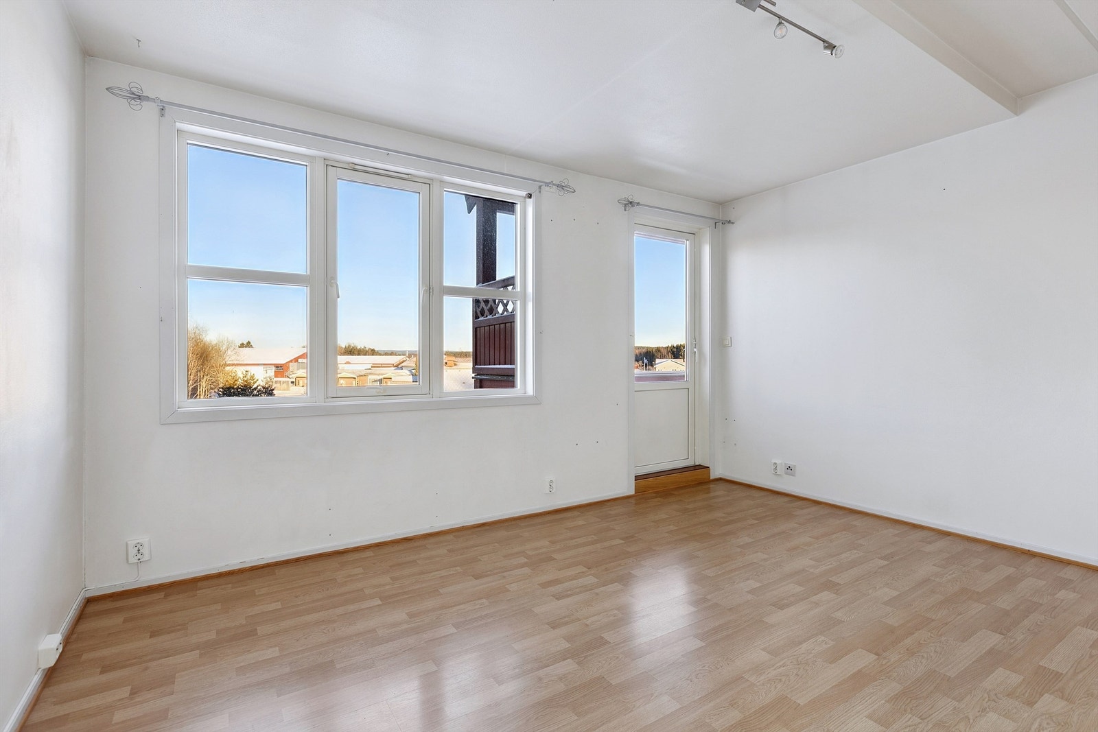 Store vindusflater i stuen sørger for rikelig med naturlig lys. Galleribilde