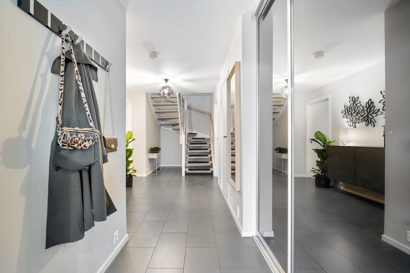 Hall på 15,9 kvm med integrert skyvedørsgarderobe. Galleribilde