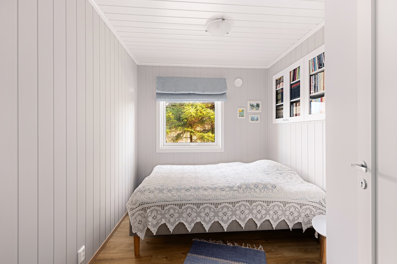 Soverom nr. 3 har plass til dobbeltseng og mindre oppbevaringsmøblement. Galleribilde