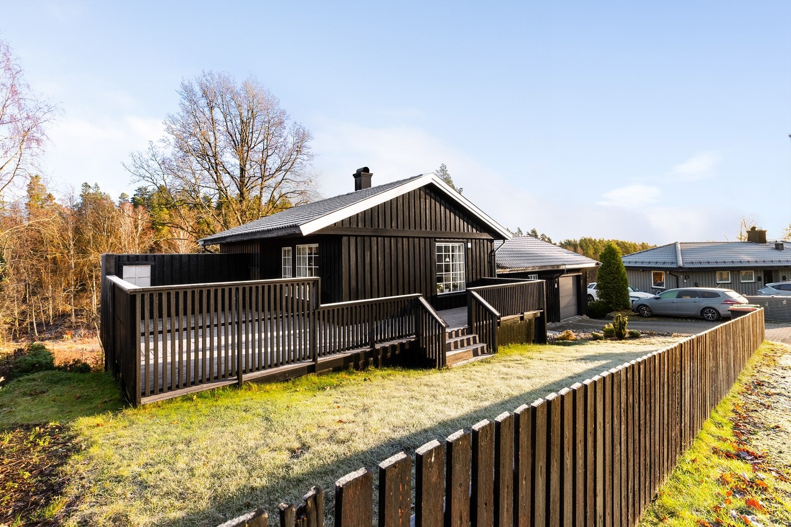 Høyåstoppen 11 ligger fint til i et attraktivt boligområde på Gulset i Skien. Området er barnevennlig, med nærhet til dagligvareforretninger, barnehager og Kollmyr skole med 1.-7. trinn, samt Gulset ungdomsskole. Galleribilde