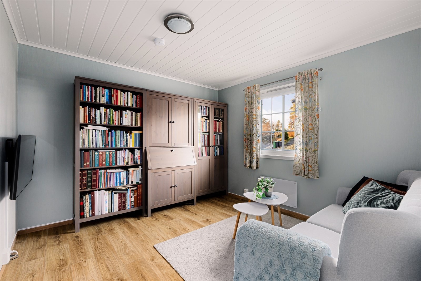 I tilknytning til entreen er det et soverom. Dette er i dag brukt som stue. Her er det god plass til seng og annet oppbevaringsmøblement etter ønske. Galleribilde