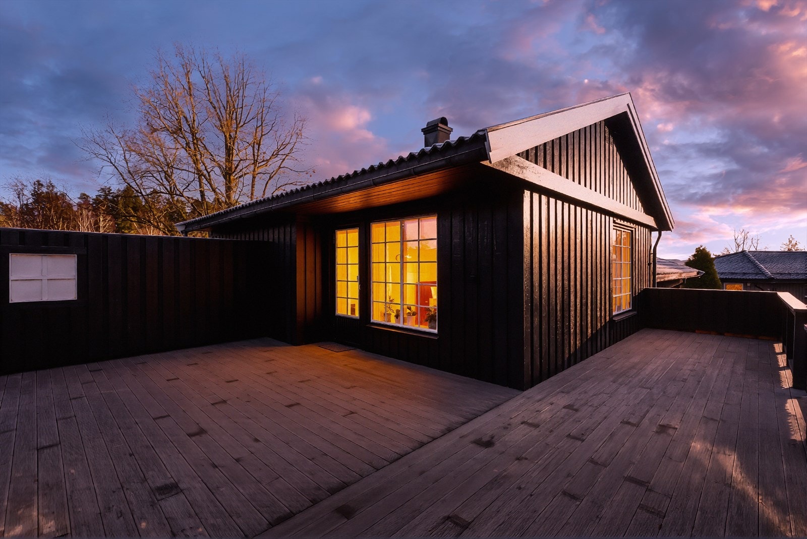 Fra stuen er det utgang til stor terrasse med god plass til diverse utemøblement. Galleribilde